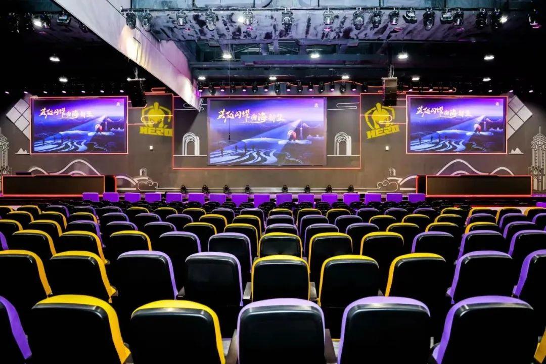 场球迷的巨 场球迷的巨